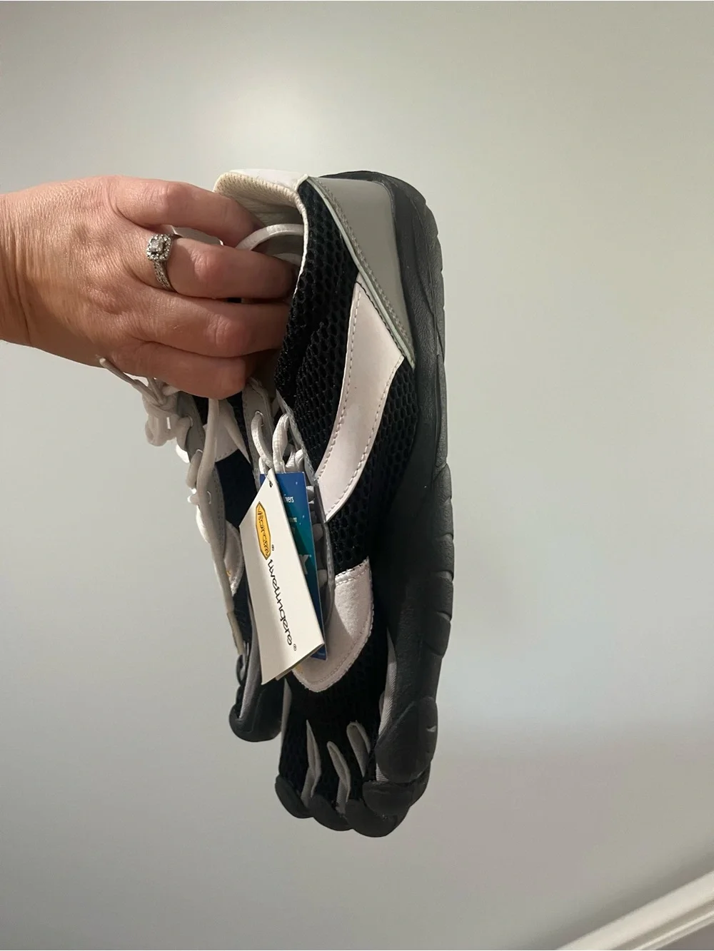 Vibram FiveFingers Kids Black White Gray Toe Sneakers Youth 42 Speed Youth NWT